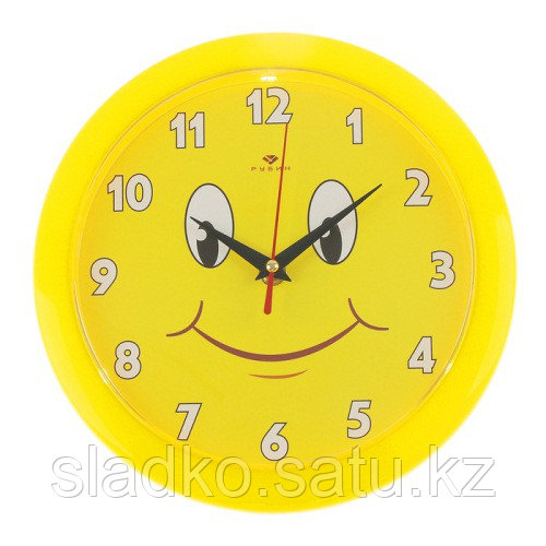 Часы настенные круглые Смайлик с цифрами светлый циферблат 23х23 