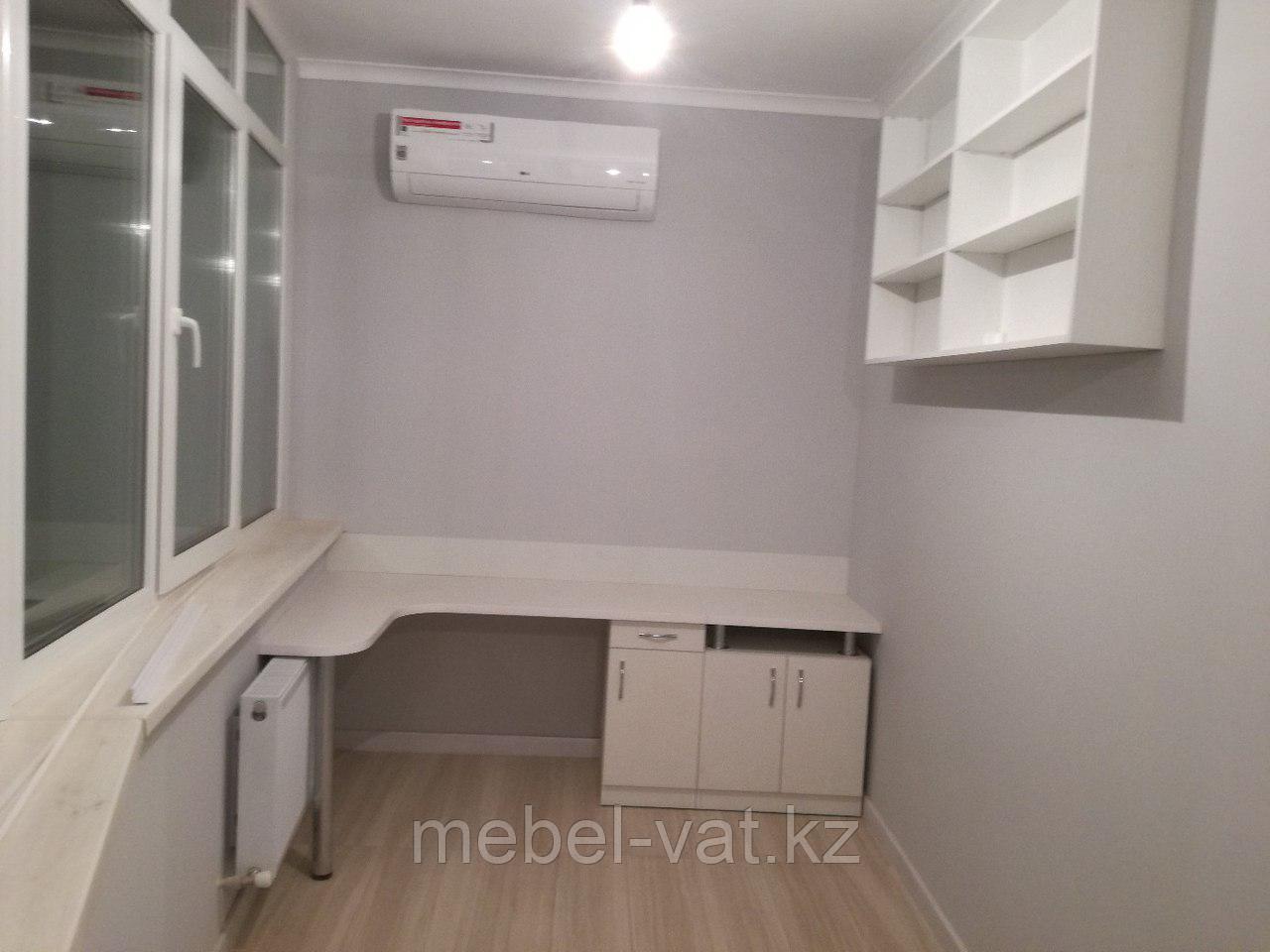 Рабочий стол на балконе