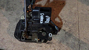 Дверной замок правый передний Mazda Cronos