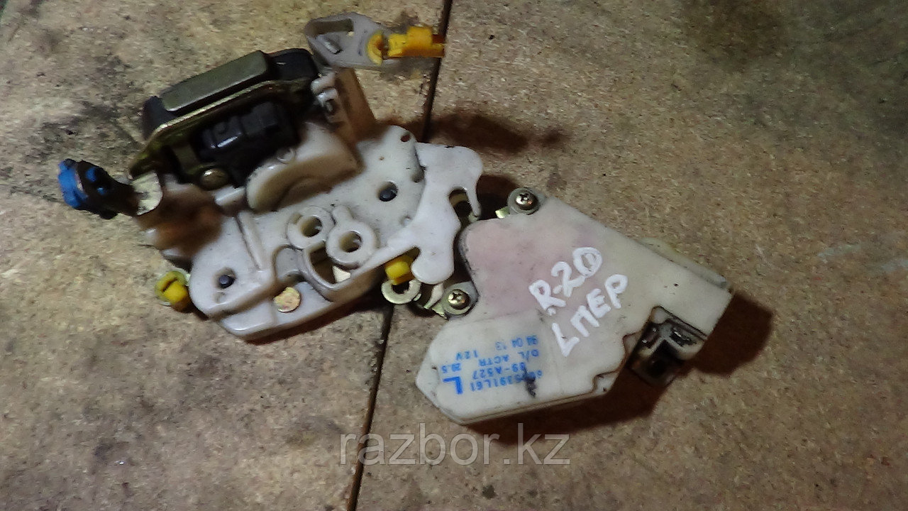 Дверной замок левый передний Nissan Mistral