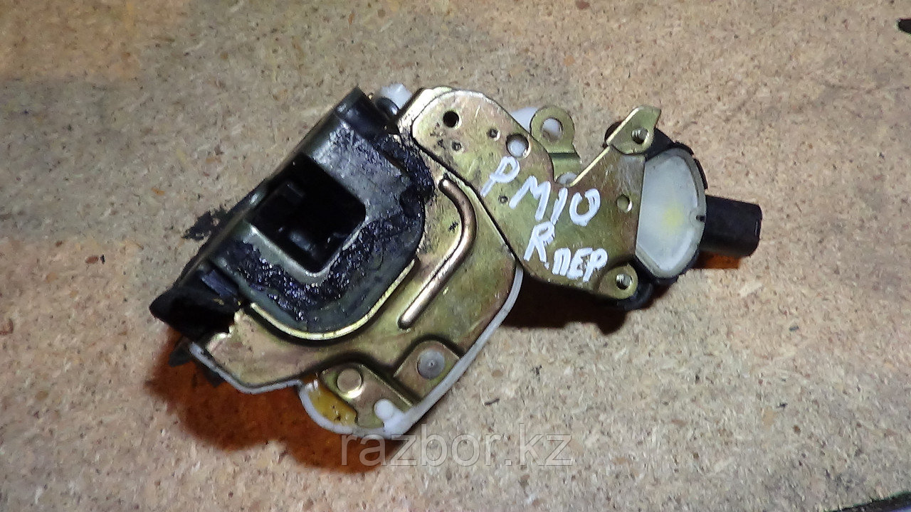 Дверной замок правый передний Nissan Primera (10)