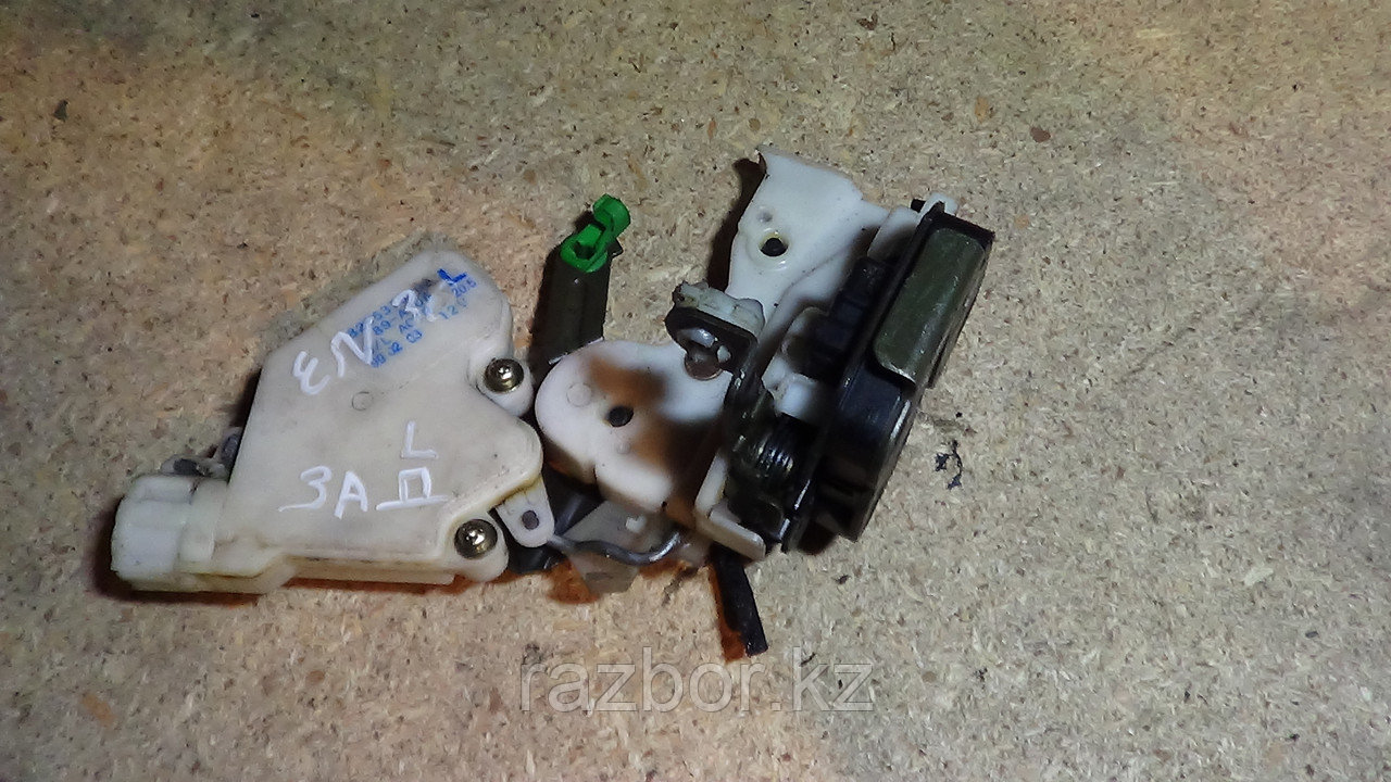 Дверной замок левый задний Nissan R'nessa (NN30)