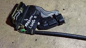 Дверной замок левый задний Toyota Mark II (100)