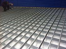 Обрешетка из оцинкованного профиля между первым и вторым слоем крыши.