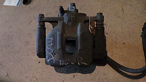 Тормозной суппорт правый передний Toyota RAV4 (SXA11)