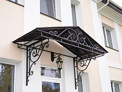 Козырек с коваными элементами