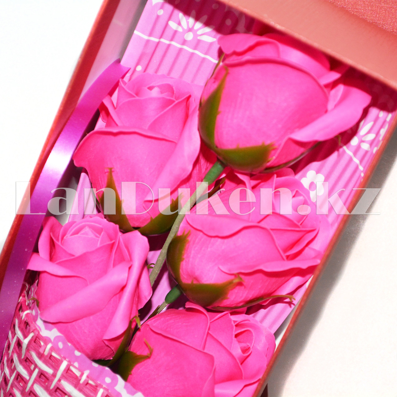 Букет ароматических темно-розовых роз из мыла 5 штук - фото 4 - id-p49717493