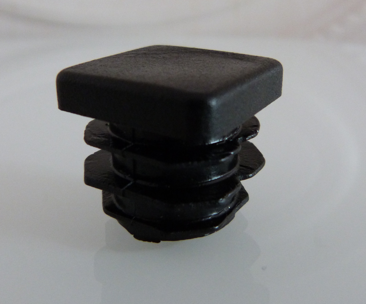 черн. тсм заглушка пластиковая 25х25. заглушка на трубу 25. заглушки 25x25мм хрома квадратные. квадрат 25х25 сфер.