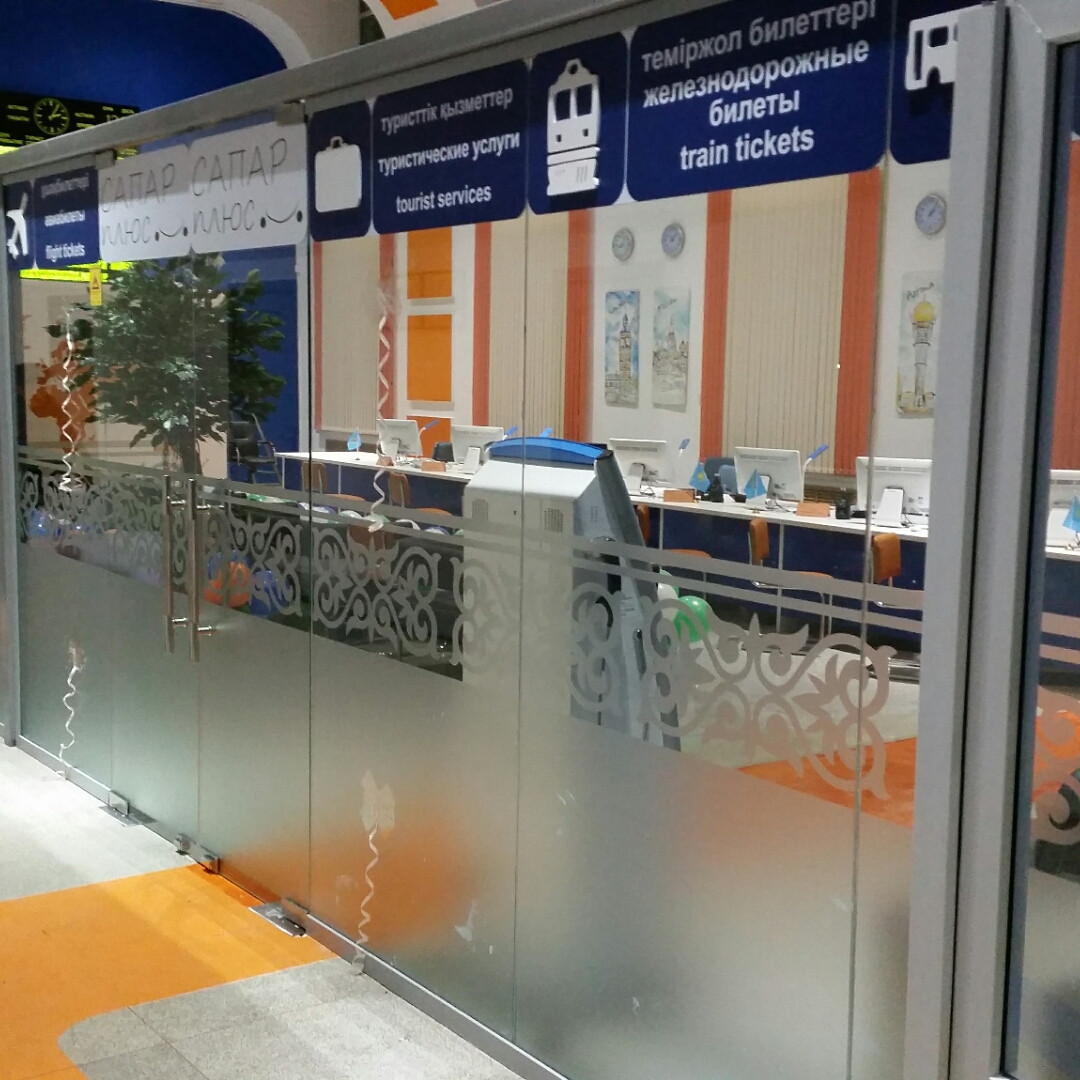Монтаж офисных Цельностеклянных перегородок