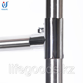 Аяқтары жоғары тұрған порнофотосуреттер