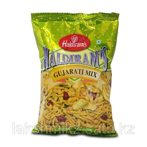 Смесь Халдирамс Gujarati Микс (Haldiram's Gujarat Mix A Mild Spicy Blend Of Crips Noodles, Lentils&Nuts), 200г