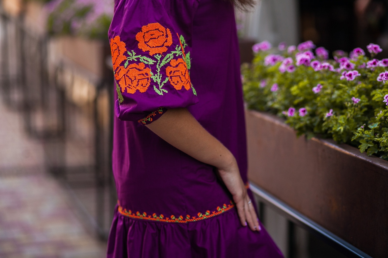 Платье с оборкой "Роза Новая"виноград рубашечная ткань оранжевая вишивка - фото 5 - id-p50763345