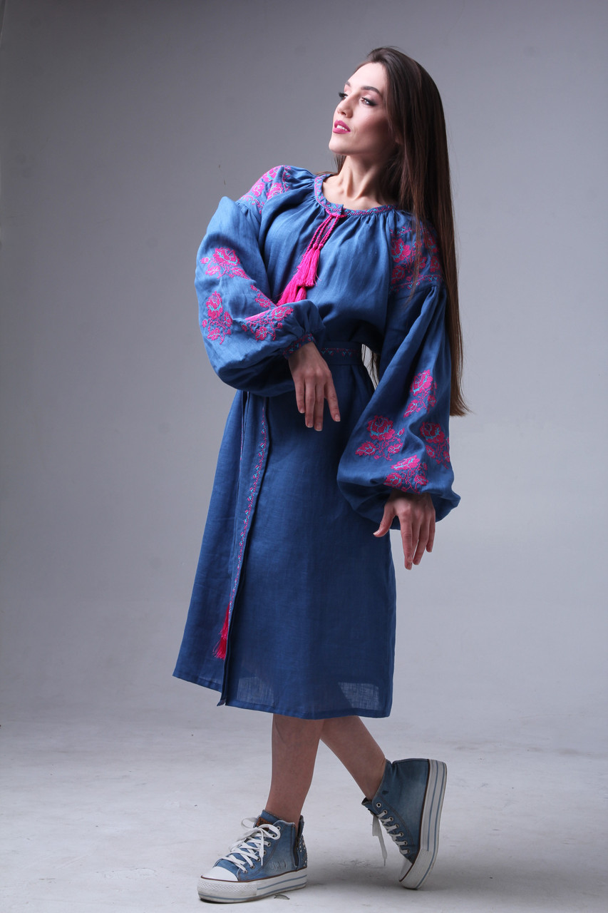 Вышитое платье цвета индиго с бирюзово-розовой вышивкой "Роза Украины" - фото 1 - id-p50763497