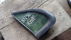 Форточка Nissan R'nessa правая передняя