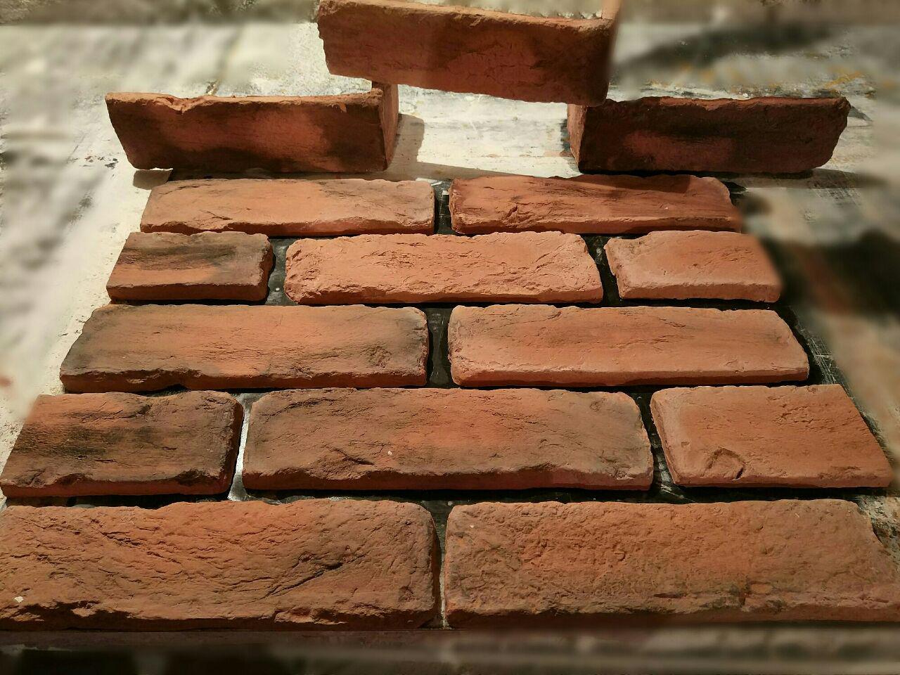 Декоративный гипсовый кирпич. Укладка декоративного кирпича. Кладет кирпич. Выкладываем кирпичики. Укладка кирпича.