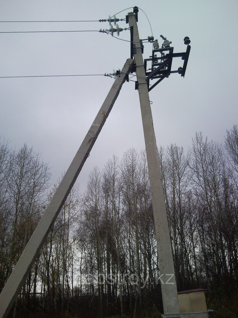 опора лэп 110 кв. тумбочка на колесах. колеса 4 шт. 4 кв. кабельные лэп.