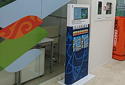 Интерактивный рекламный киоск с сенсорной панелью 
