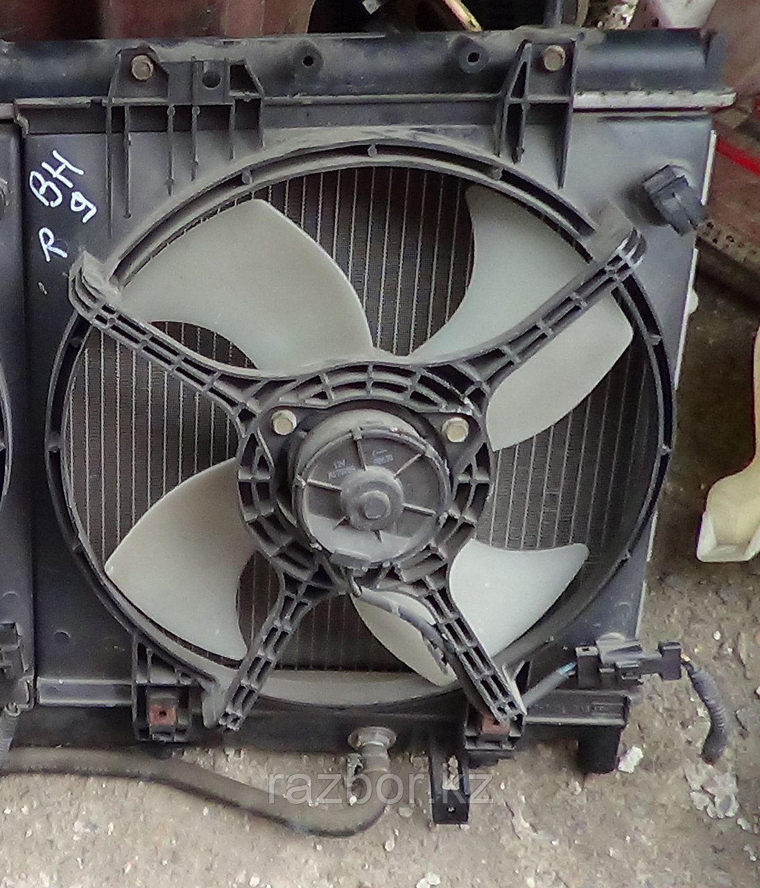 Вентилятор радиатора Subaru Lancaster правый (BH9)