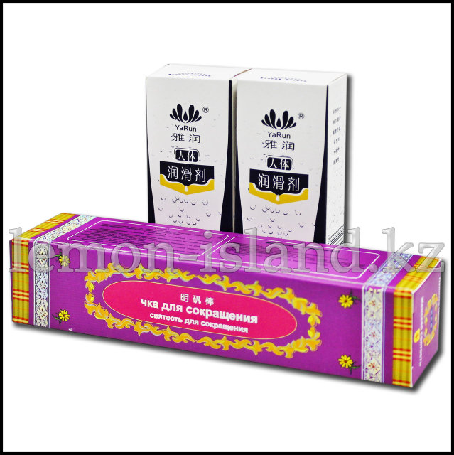 Қыздар кискаларына заттарды жабыстырады