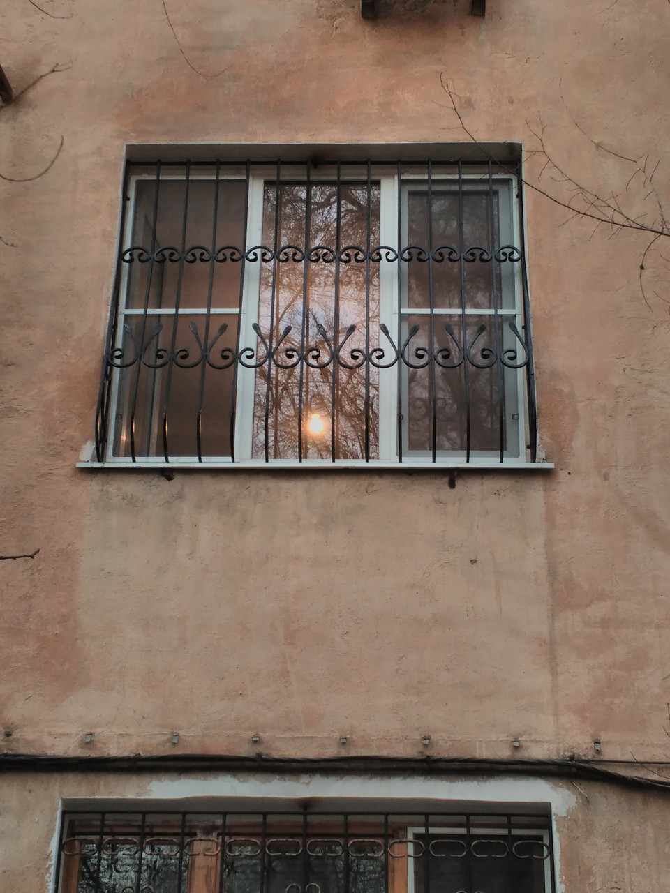 Решетки на окна с элементами ковки