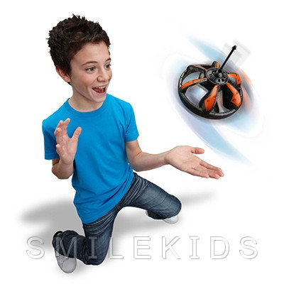 НЛО AIR HOGS держит дистанцию от поверхности (от ладошки)