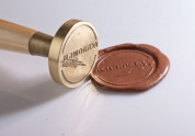 Металлическая печать под сургуч (пломбир под сургуч), диаметр 30мм, с деревянной ручкой.
