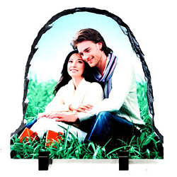 Тұғырдағы түрлі пішіндегі фотокамералар