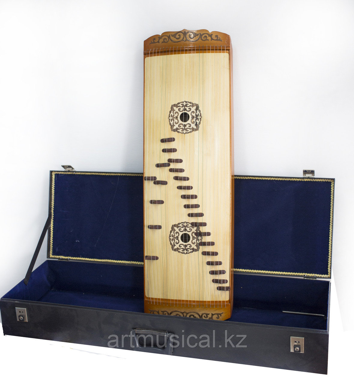 Шұлық киген кәмелетке толған әйел ер адам ұстаған тәрелкеге зәр береді.