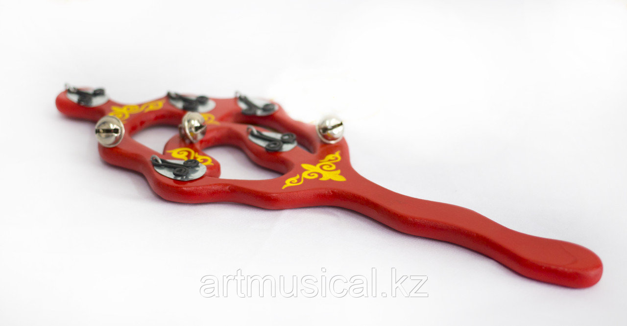 Ол көкірекшесін анусқа салып қойды.