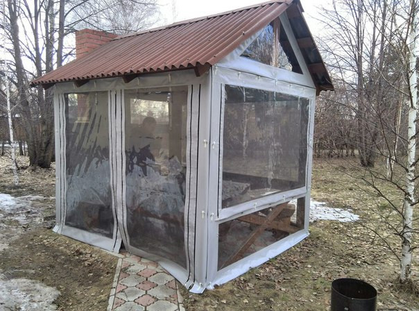 Мягкие шторы и окна.