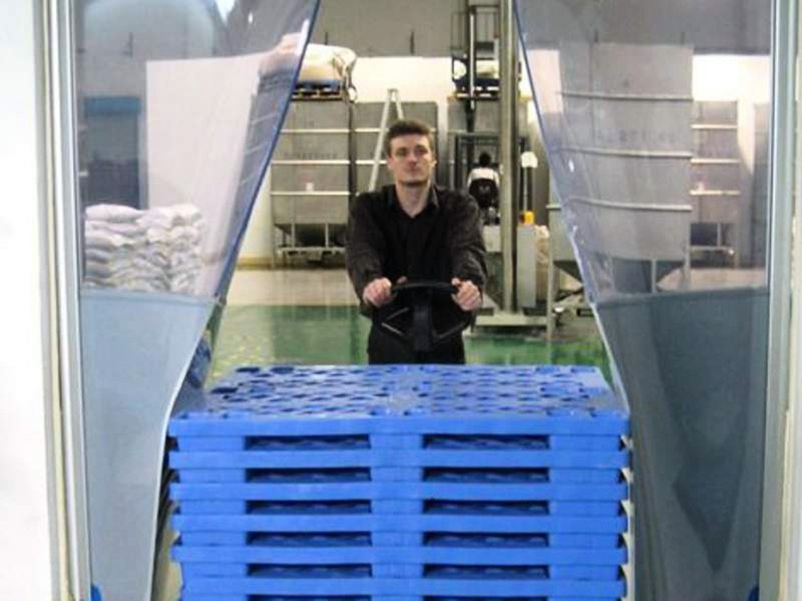 Самозакрывающиеся двери из пластифицированного ПВХ