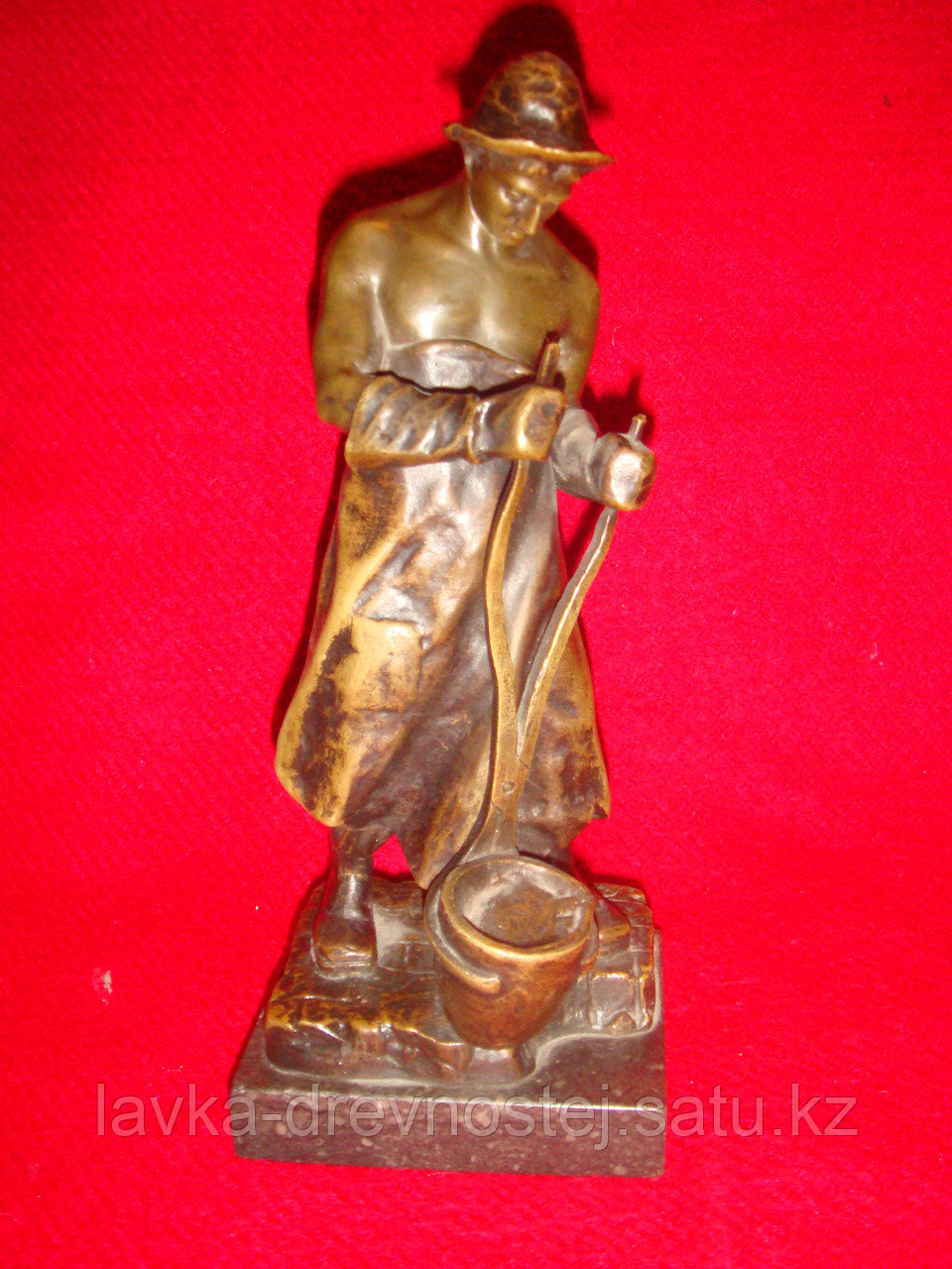 Антикварная бронзовая скульптура "Рабочий в кузнице" - фото 1 - id-p54562917