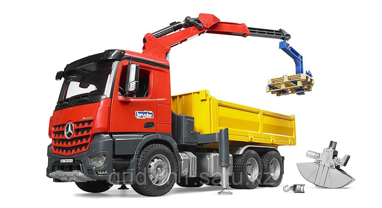 Грузовик Bruder Mercedes-Benz с краном, корзиной и 2 паллетами 03-651