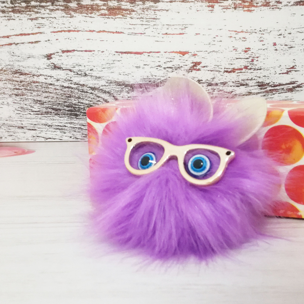 Помпон меховой "Пушистик" с ушками глазами и очками фиолетовый - фото 4 - id-p55936011