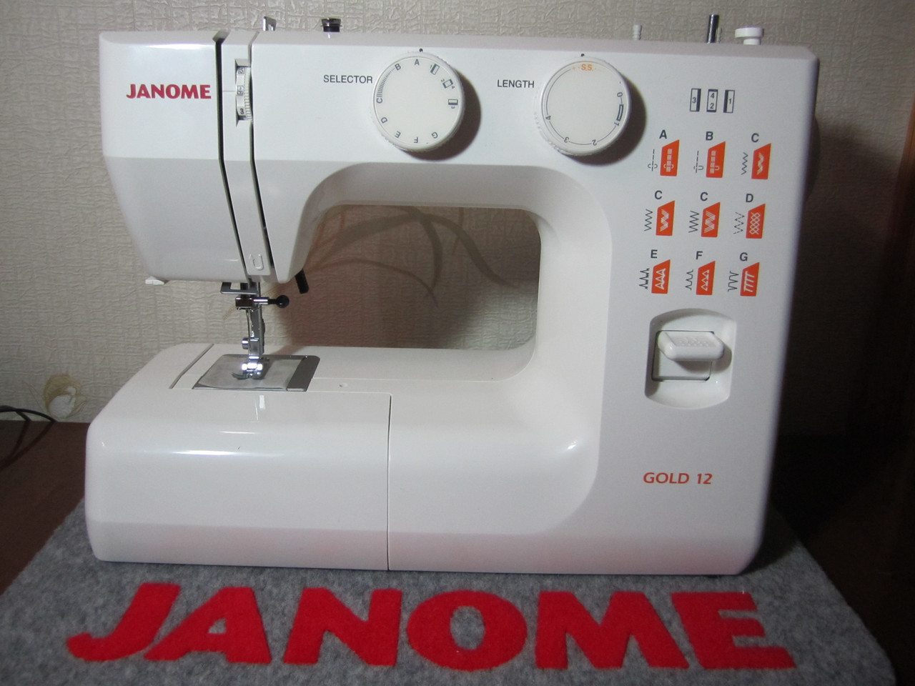 Швейная машинка Janome Gold 12