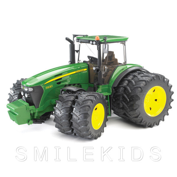 Трактор John Deere 7930 с двойными колёсами