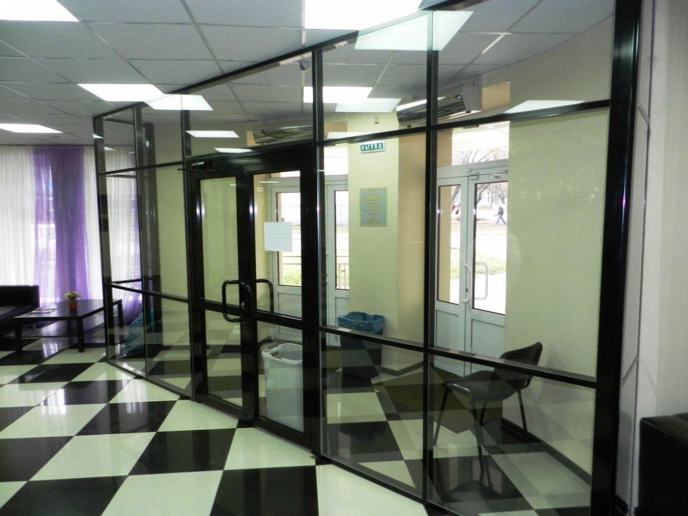 Алюминиевые двери со стеклом