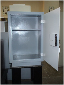 Шкаф металлический 625 с полкой