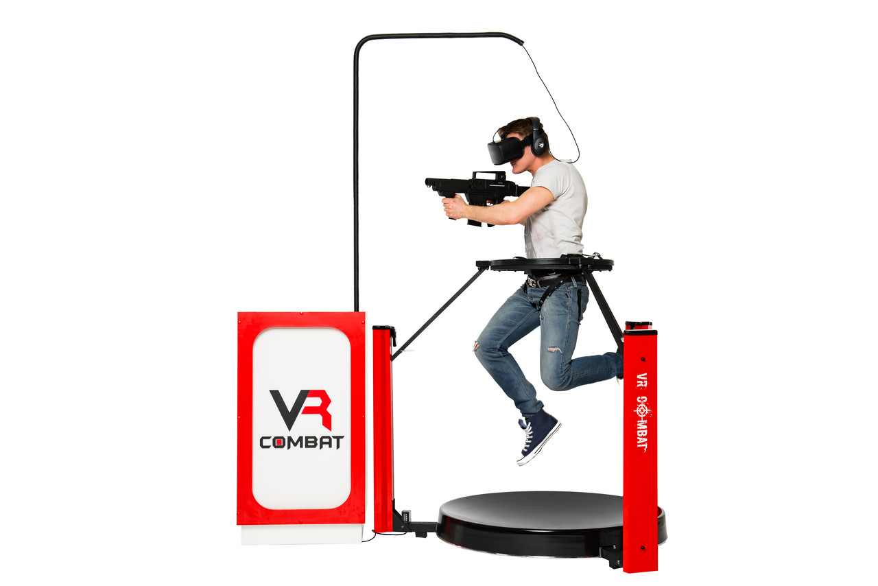 Vr combat. Дорожка для виртуальной реальности. Беговая дорожка с виртуальными очками. Беговая дорожка для виртуальной реальности. Аттракцион виртуальной реальности реклама.