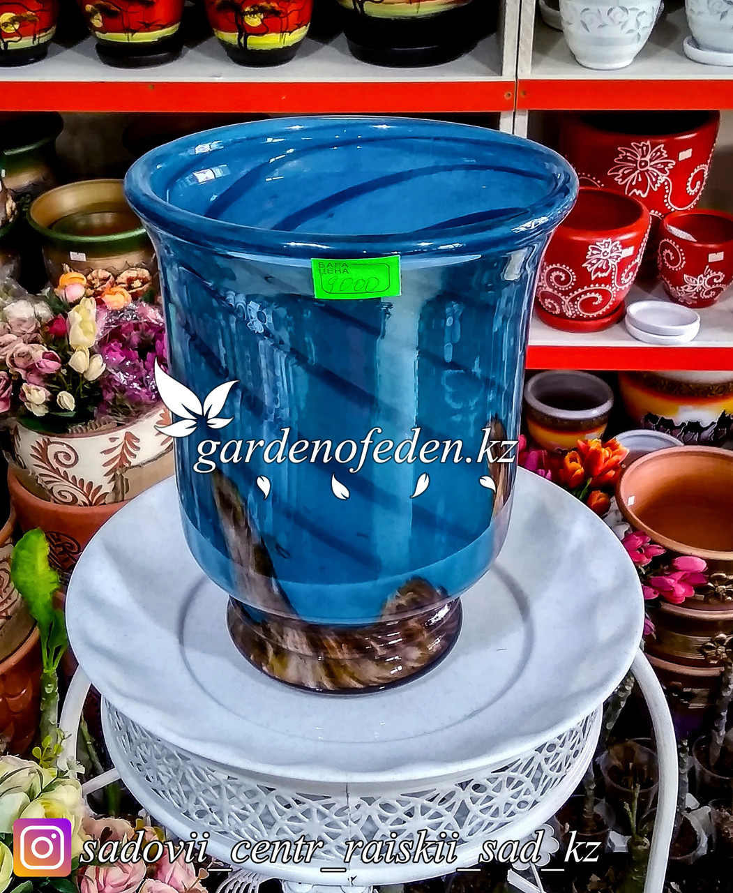 Стеклянная, декоративная ваза. Высота 30см. Цвет: Синий. Узор в полоску.