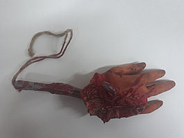 Кровавая рука на крюке для Хэллоуина