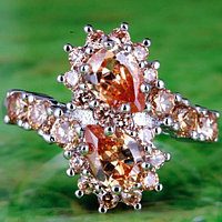 Серебрянное очаровательное  кольцо с камнями.