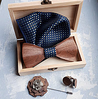 Деревянный галстук-бабочка с запонками, платком и цветком в деревянной коробке
