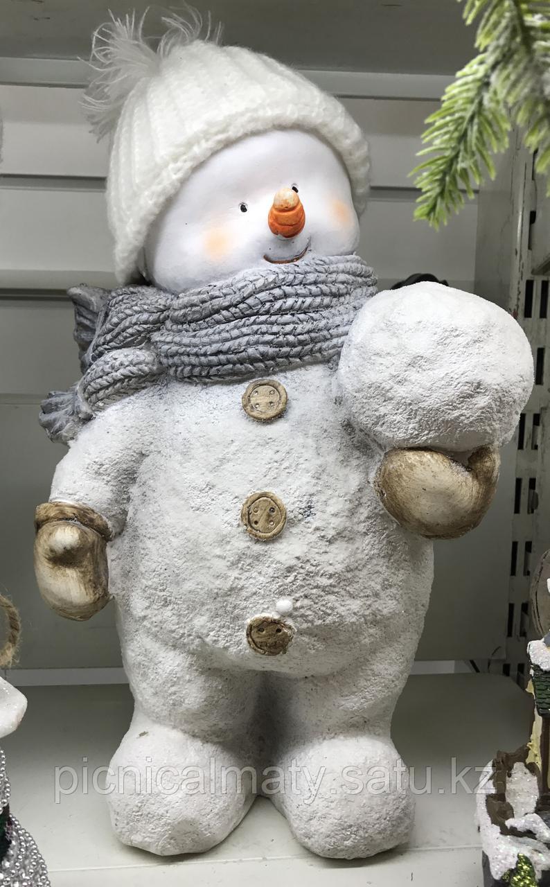 Снеговик со снежком