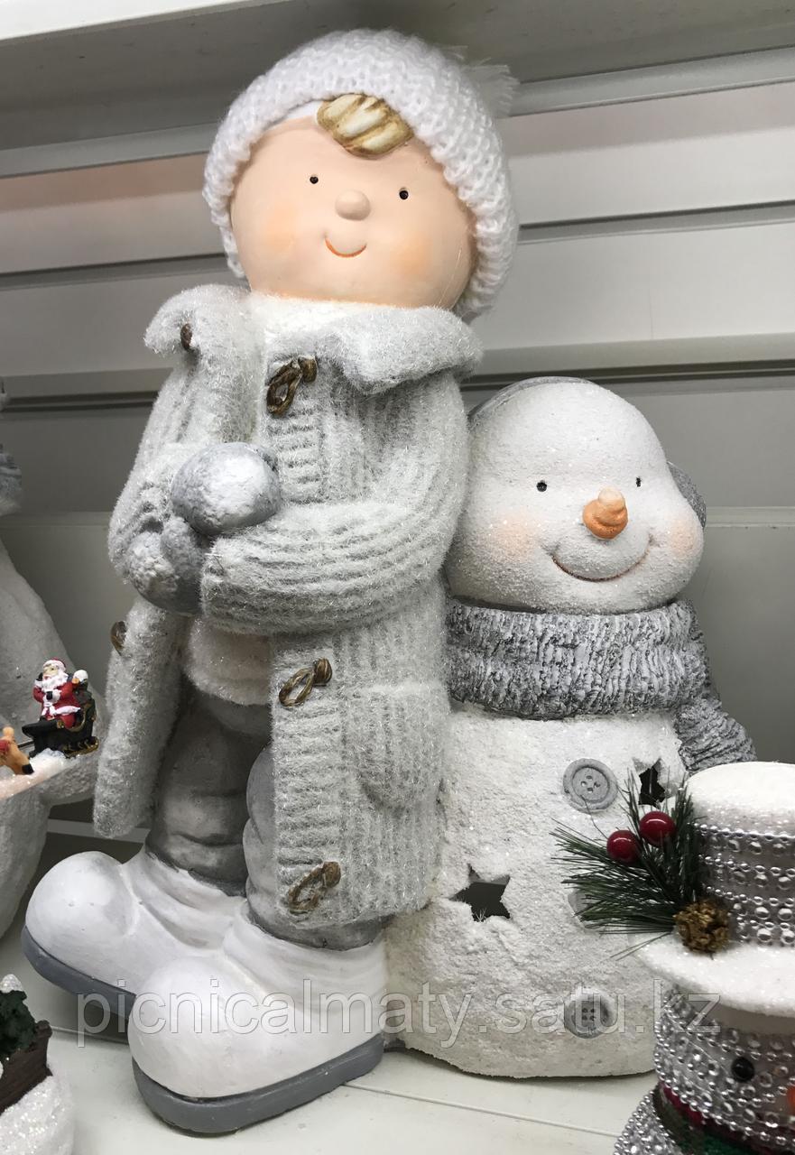 Снеговик с мальчиком