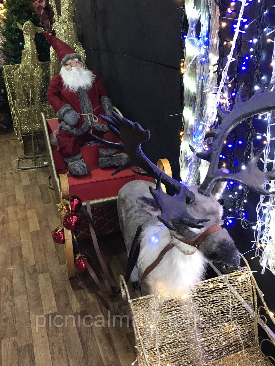 Санта Клаус на санях запряжённых оленем большая фигура