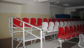 Пластиковые кресла для трибун с высокой спинкой