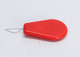 Нитковдеватель с пластиковой ручкой, красный, 2.5 см