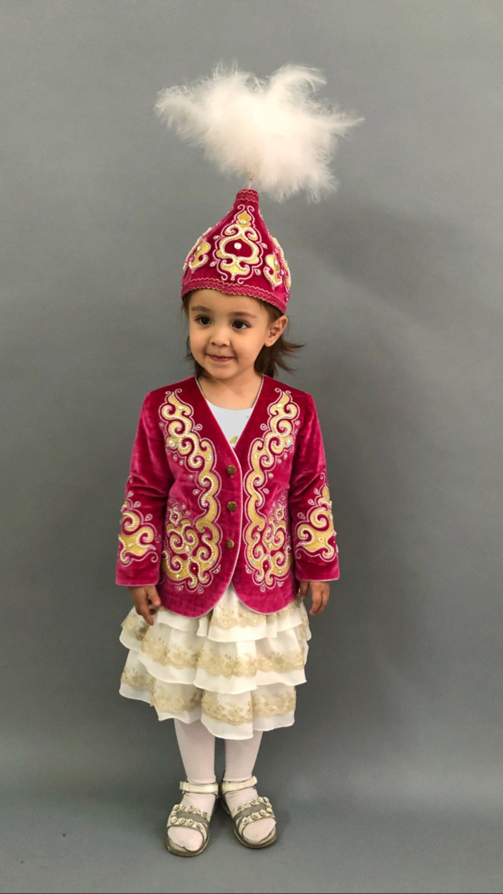 казахский костюм. казахский костюм для мальчика. казахские народные костюмы семья. спортивный костюм казахстан. национальный костюм казахов для девочки.