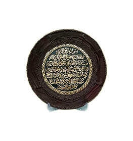 Круглый сувенир с арабской вязью и кожаной аппликацией